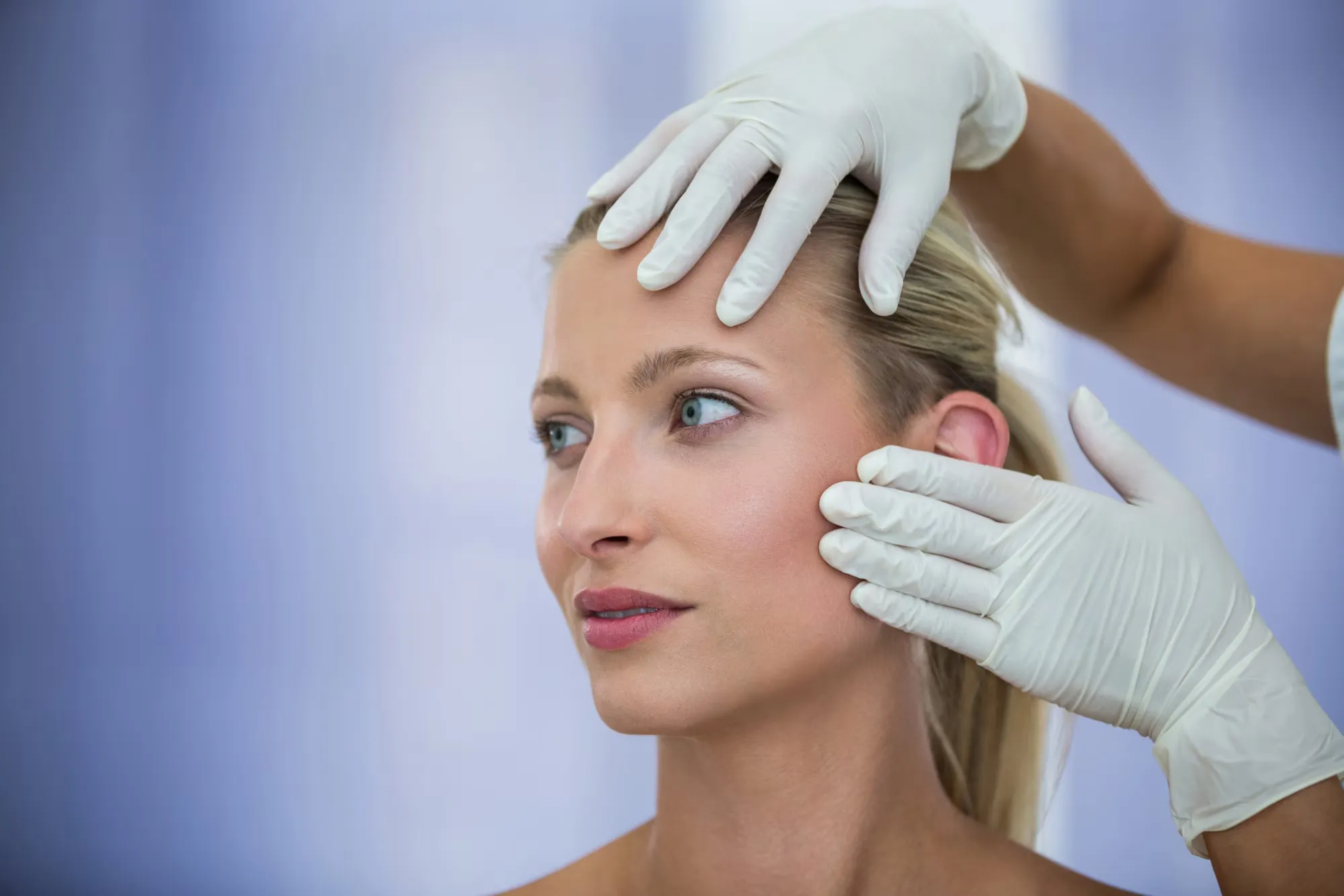 imgi_64_doctor-examinando-pacientes-femeninos-cara-tratamiento-cosmetico_107420-74088